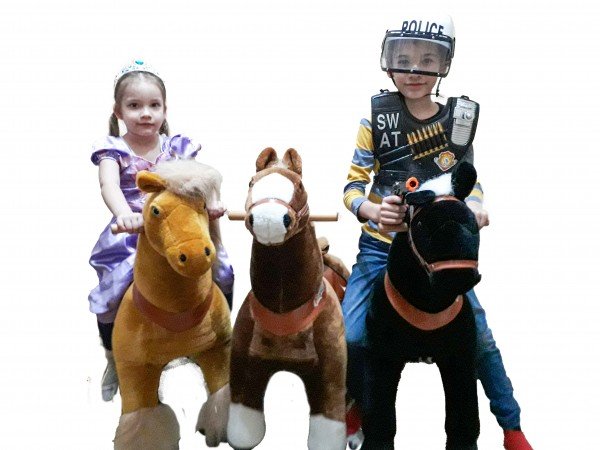Tündérlány és rendőr kis cowboy pónikon